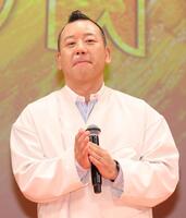 　舞台あいさつに登場したバイきんぐ・西村瑞樹（撮影・佐々木彰尚）