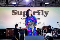 　フリーライブを行ったＳｕｐｅｒｆｌｙ・越智志帆（撮影・渡邉一生）