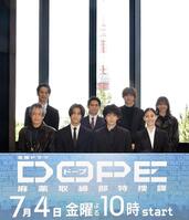 　東京タワーを背にする（前列左から）井浦新、高橋海人、中村倫也、新木優子（後同）三浦誠己、伊藤淳史、豊田裕大、久間田琳加