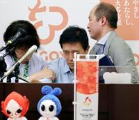 　名古屋市役所で行われた定例記者会見で、体調不良を訴え倒れ込む広沢一郎市長（中央）＝３０日午前１１時３１分