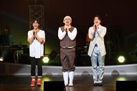 　熱唱する純烈の（左から）後上翔太、酒井一圭、白川裕二郎