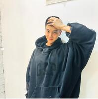 　ソン・ガンの公式インスタグラム＠ｓｏｎｇｋａｎｇ＿ｂより　入隊日に坊主頭を披露