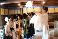 　ヒット祈願を行うドラマ「ちはやふる－めぐり－」のキャストたち