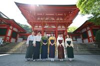 　近江神社を訪れた當真あみ（右から３人目）と上白石萌音（右）ら