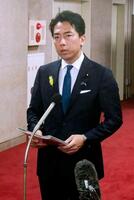 　記者団の取材に応じる小泉農相