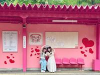 　鳥取県の恋山形駅でハートポーズをするＡＫＢ４８の永野芹佳（左）と徳永羚海　ⓒＡＫＢ４８