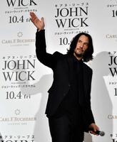 　ファンに手を振りながら引き揚げるキアヌ・リーブス＝２０１９年９月