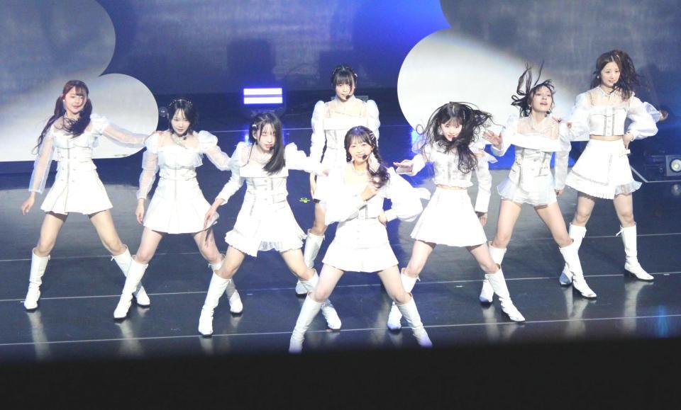 　パフォーマンスするＡＫＢ４８の１８期生