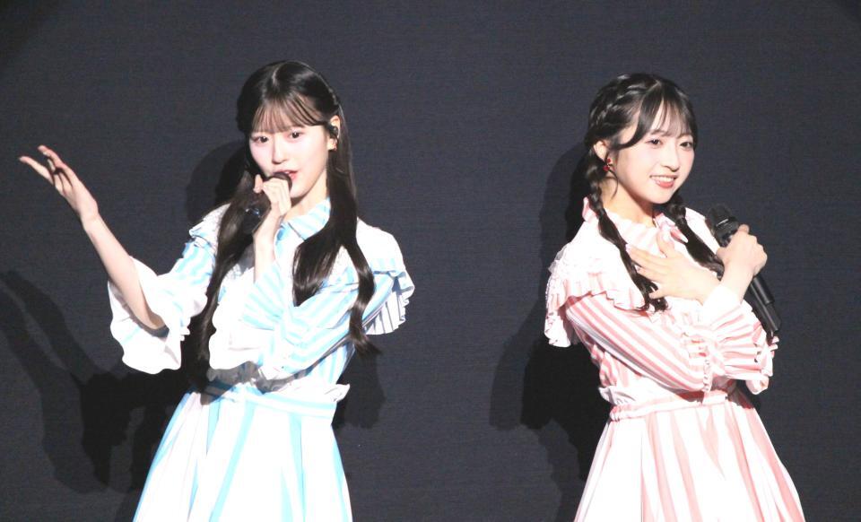 　熱唱するＡＫＢ４８の１８期生・八木愛月（左）と秋山由奈
