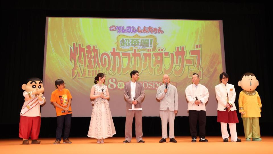 　舞台あいさつに登場した（左から）野原しんのすけ、橋本昌和監督、瀬戸麻沙美、賀来賢人、バイきんぐ・小峠英二、西村瑞樹、速水奨、ボーちゃん（撮影・佐々木彰尚）