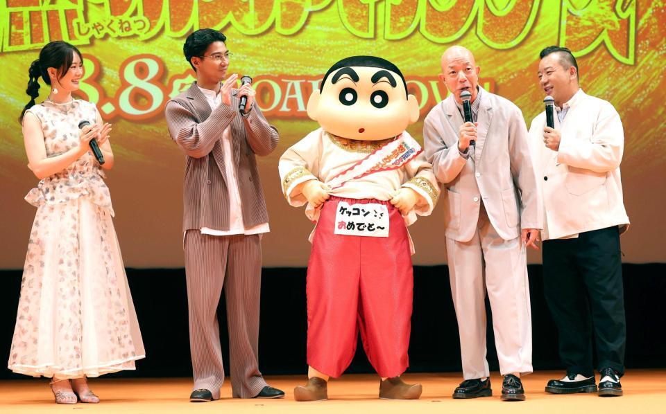 　野原しんのすけから結婚を祝福されるバイきんぐ・小峠英二（右から２人目）。左から瀬戸麻沙美、賀来賢人。右端は西村瑞樹（撮影・佐々木彰尚）