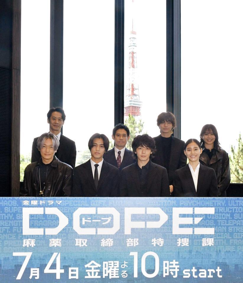 　東京タワーを背にする（前列左から）井浦新、高橋海人、中村倫也、新木優子（後同）三浦誠己、伊藤淳史、豊田裕大、久間田琳加