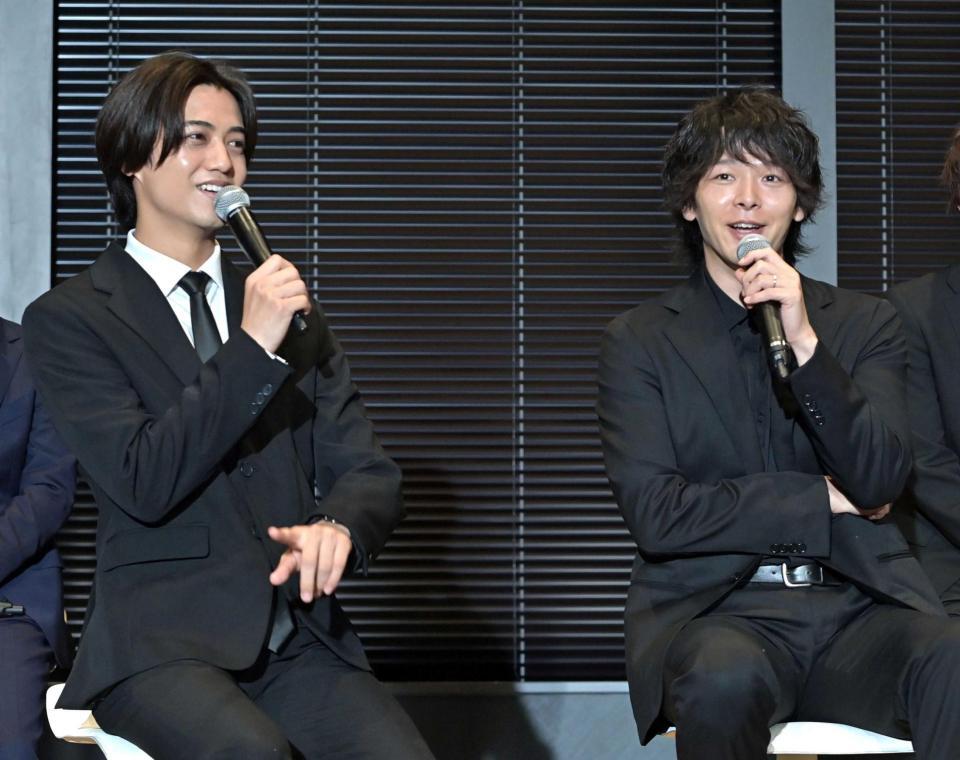 　息の合った掛け合いを見せるＷ主演の高橋海人（左）と中村倫也（撮影・持木克友）