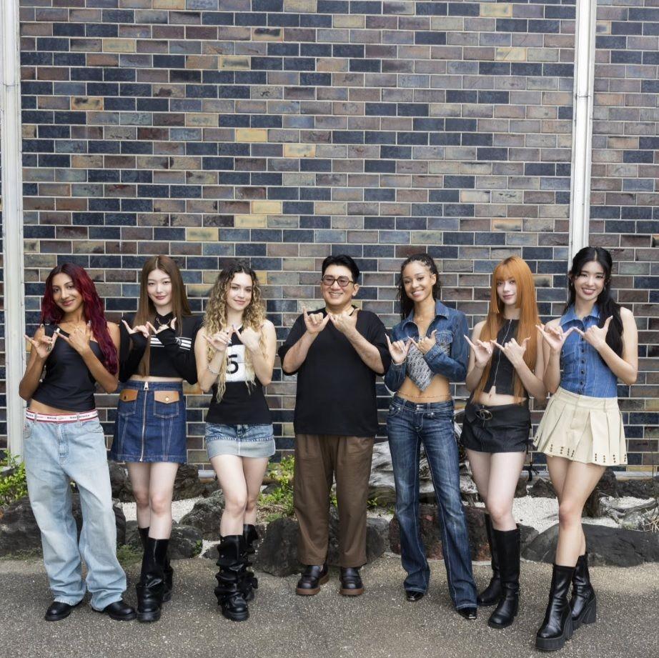 バン・シヒョク会長の公式インスタグラム＠ｈｉｔｍａｎｂ７２より　バン・シヒョク会長（中央）とＫＡＴＳＥＹＥ