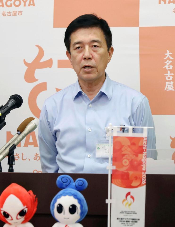 　名古屋市役所で開かれた定例記者会見で、市立小学校教諭が逮捕された事件について発言する広沢一郎市長＝３０日午前