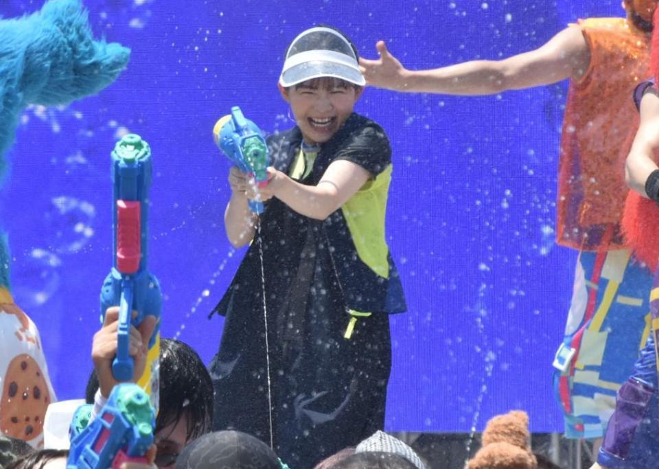 　オープニングイベントに登場した伊藤沙莉（中央）