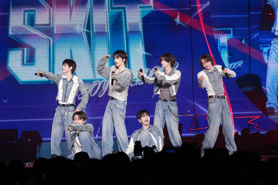 　ＢＯＹＮＥＸＴＤＯＯＲの（前列左から）ＷＯＯＮＨＡＫ、ＪＡＥＨＹＵＮ（後列同）ＲＩＷＯＯ、ＴＡＥＳＡＮ、ＬＥＥＨＡＮ、ＳＵＮＧＨＯ　（Ｐ）＆（Ｃ）　ＫＯＺ　Ｅｎｔｅｒｔａｉｎｍｅｎｔ．