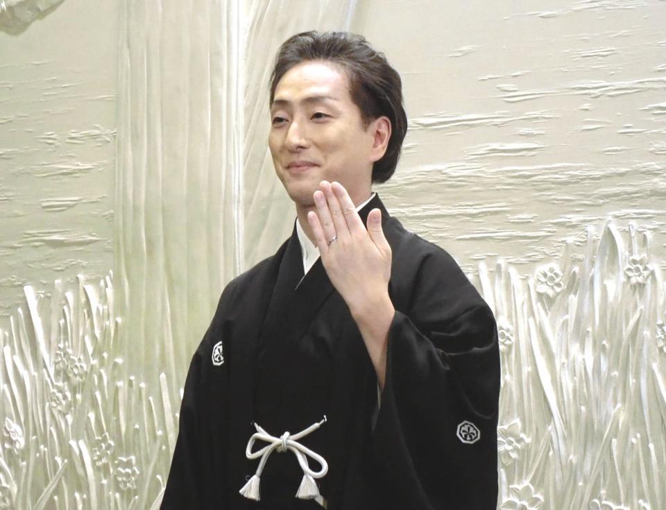 　結婚指輪を披露する中村七之助