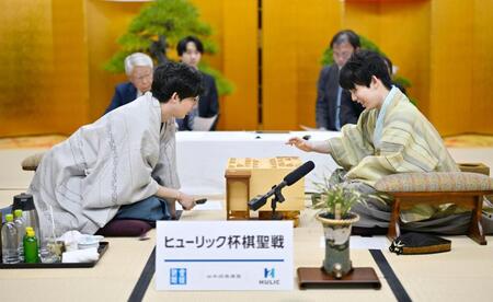 　将棋の棋聖戦５番勝負第３局で杉本和陽六段（左）を破って防衛、６連覇を飾った藤井聡太棋聖