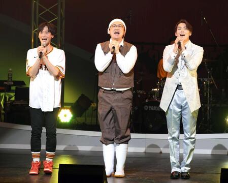 　熱唱する純烈の（左から）後上翔太、酒井一圭、白川裕二郎