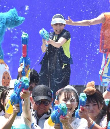 伊藤沙莉「びちょびちょ」にテンション爆上がり!USJ夏イベントのオープニングセレモニー登場