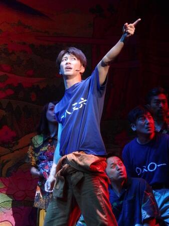 　演技する濵田崇裕