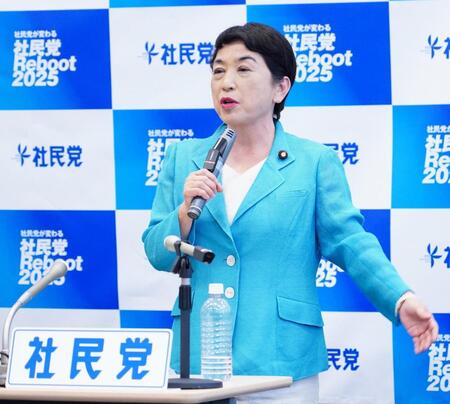 　会見に登場した福島瑞穂党首（撮影・高石航平）