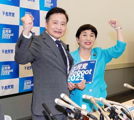 　参院選比例代表に社民党公認で立候補すると表明したラサール石井。右は福島党首