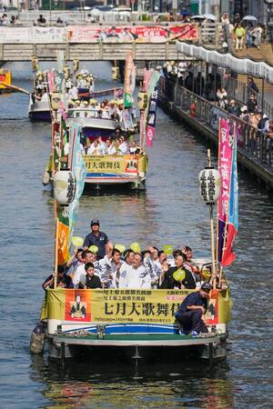 　「七月大歌舞伎」をＰＲする夏の風物詩「船乗り込み」