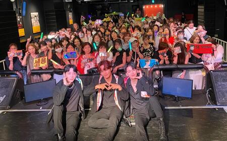 　ファンとポーズを決める（左から）ＭＹＮＡＭＥのコヌ、セヨン、インス