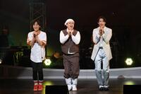 　熱唱する純烈の（左から）後上翔太、酒井一圭、白川裕二郎