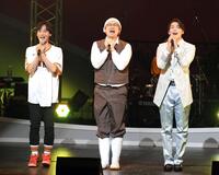 　熱唱する純烈の（左から）後上翔太、酒井一圭、白川裕二郎