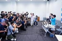 　出馬会見で大勢の報道陣に囲まれるラサール石井と福島瑞穂党首（撮影・高石航平）