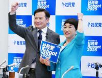 　参院選比例代表に社民党公認で立候補すると表明したラサール石井。右は福島党首（撮影・高石航平）