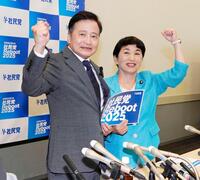　参院選比例代表に社民党公認で立候補すると表明したラサール石井。右は福島党首