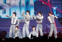 　ＢＯＹＮＥＸＴＤＯＯＲの（前列左から）ＷＯＯＮＨＡＫ、ＪＡＥＨＹＵＮ（後列同）ＲＩＷＯＯ、ＴＡＥＳＡＮ、ＬＥＥＨＡＮ、ＳＵＮＧＨＯ　（Ｐ）＆（Ｃ）　ＫＯＺ　Ｅｎｔｅｒｔａｉｎｍｅｎｔ．