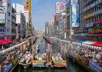 　大阪松竹座の「七月大歌舞伎」をＰＲする夏の風物詩「船乗り込み」。八代目尾上菊五郎らが船で大阪市中心部を巡った