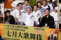 　「七月大歌舞伎」をＰＲする夏の風物詩「船乗り込み」で、手を振る（前列右から）八代目尾上菊五郎、片岡仁左衛門ら