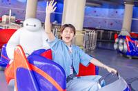 　ベイマックスのハッピーライドを体験したＭｒｓ．　ＧＲＥＥＮ　ＡＰＰＬＥの若井滉斗　©Ｄｉｓｎｅｙ