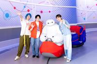 　ベイマックスのハッピーライドを体験したＭｒｓ．　ＧＲＥＥＮ　ＡＰＰＬＥの（左から）藤澤涼架、大森元貴、若井滉斗　©Ｄｉｓｎｅｙ