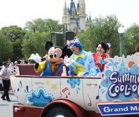 　ミッキーとともにオープンカーから手を振るＭｒｓ．　ＧＲＥＥＮ　ＡＰＰＬＥの（左から）藤澤涼架、大森元貴、若井滉斗