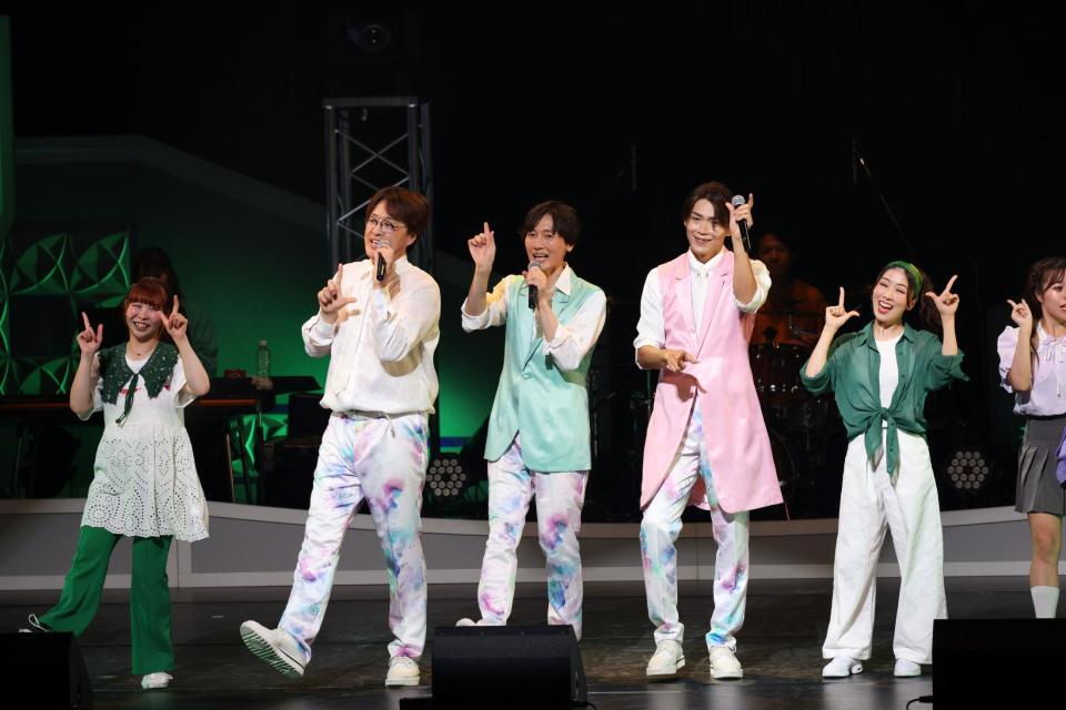 　熱唱する純烈の（左から）酒井一圭、後上翔太、白川裕二郎