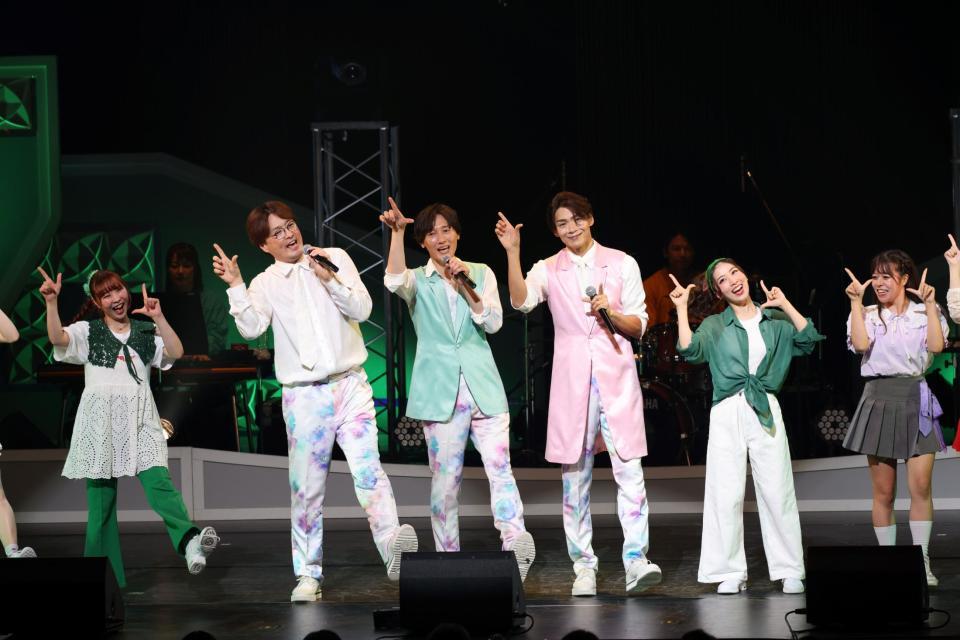 　熱唱する純烈の（左から）酒井一圭、後上翔太、白川裕二郎