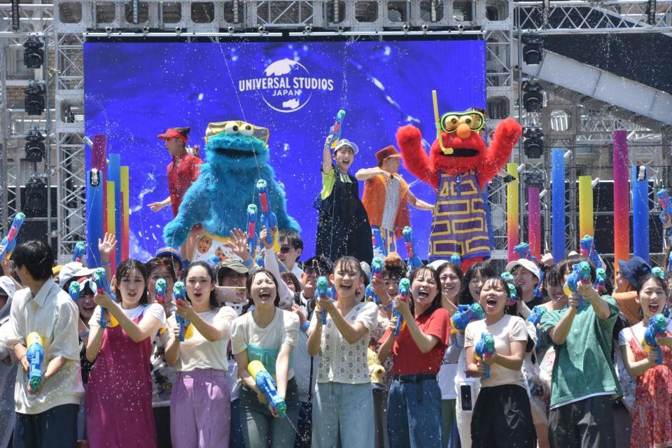 　オープニングイベントに登場した伊藤沙莉（中央）