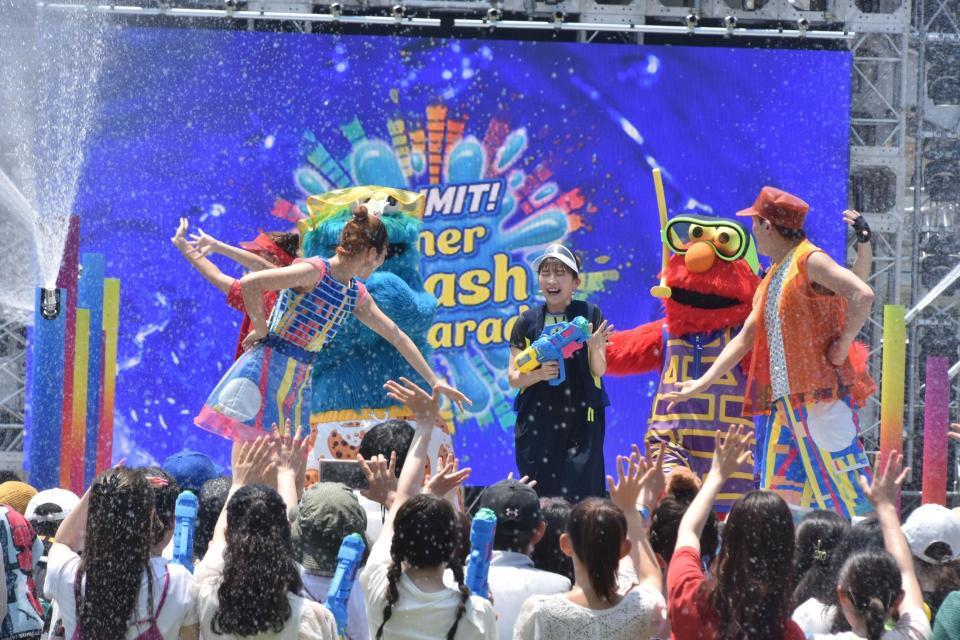 　オープニングイベントに登場した伊藤沙莉（中央）