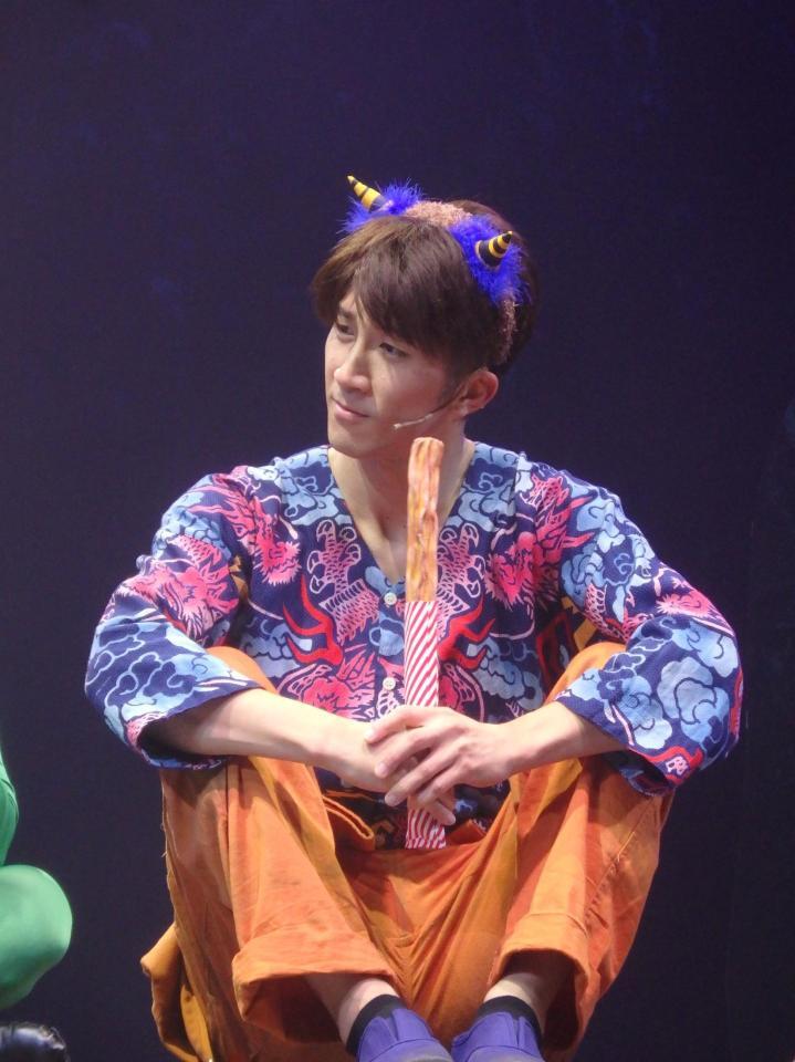 　演技する濵田崇裕