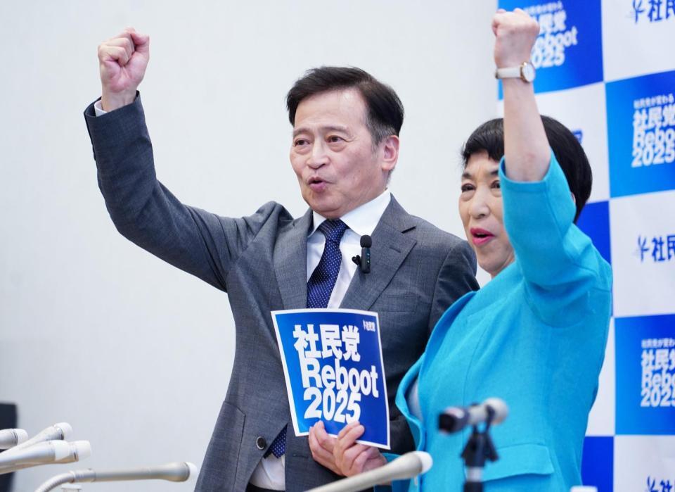 　出馬会見で気勢を上げるラサール石井（左）と福島瑞穂党首（撮影・高石航平）