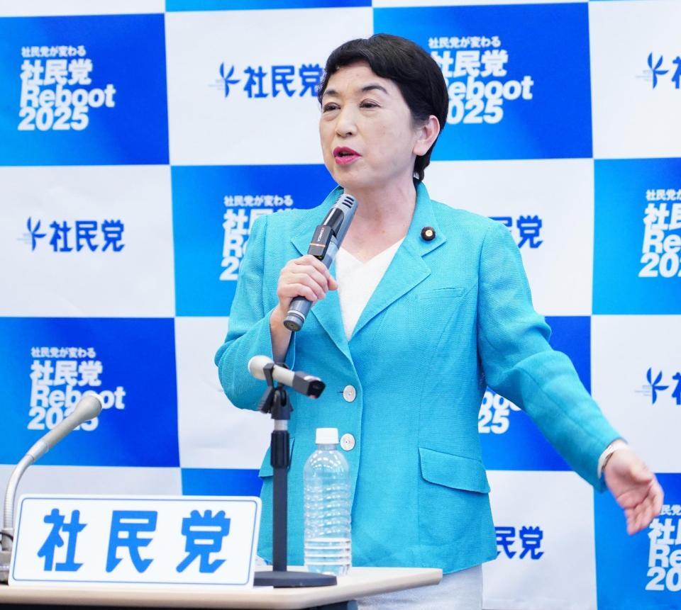 　会見に登場した福島瑞穂党首（撮影・高石航平）
