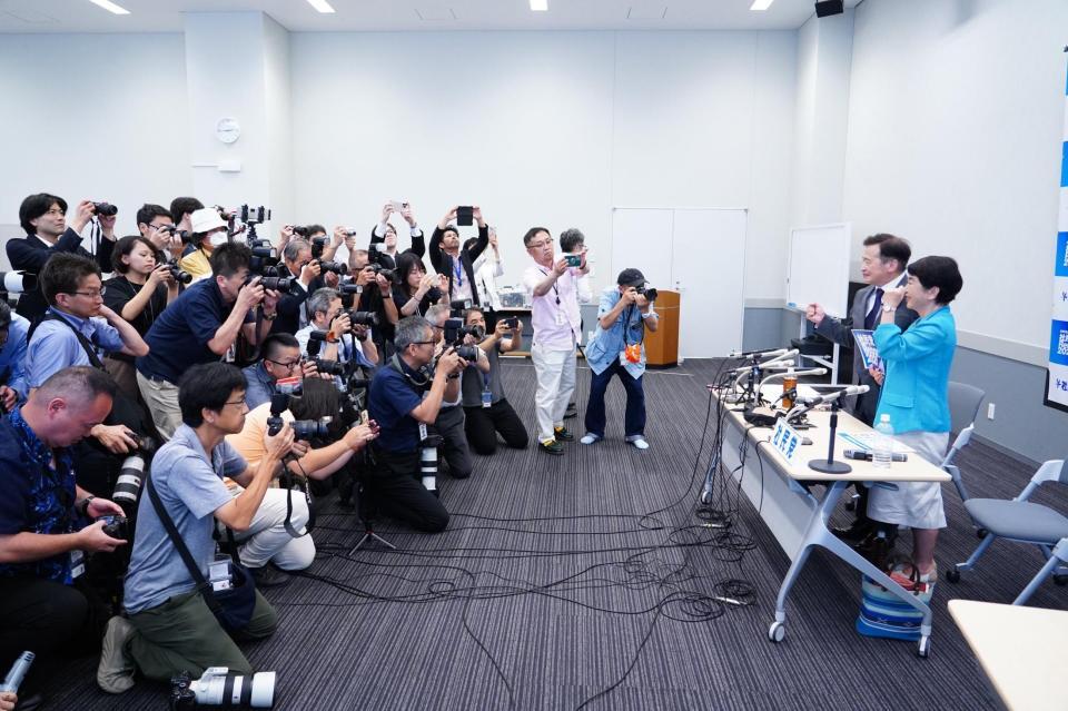 　出馬会見で大勢の報道陣に囲まれるラサール石井と福島瑞穂党首（撮影・高石航平）