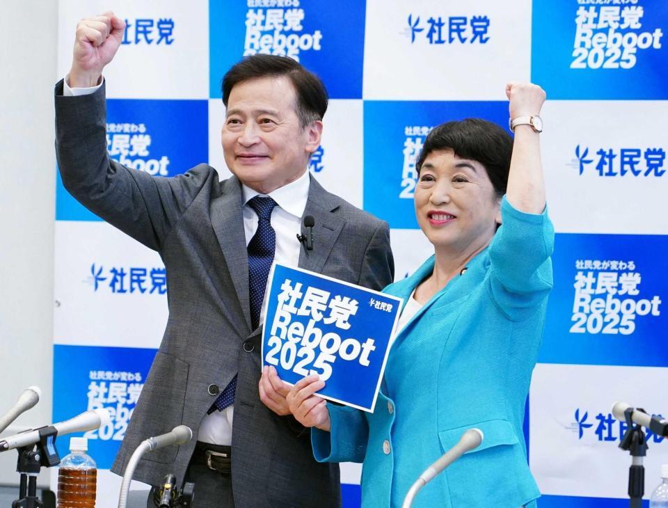 　参院選比例代表に社民党公認で立候補すると表明したラサール石井。右は福島党首（撮影・高石航平）